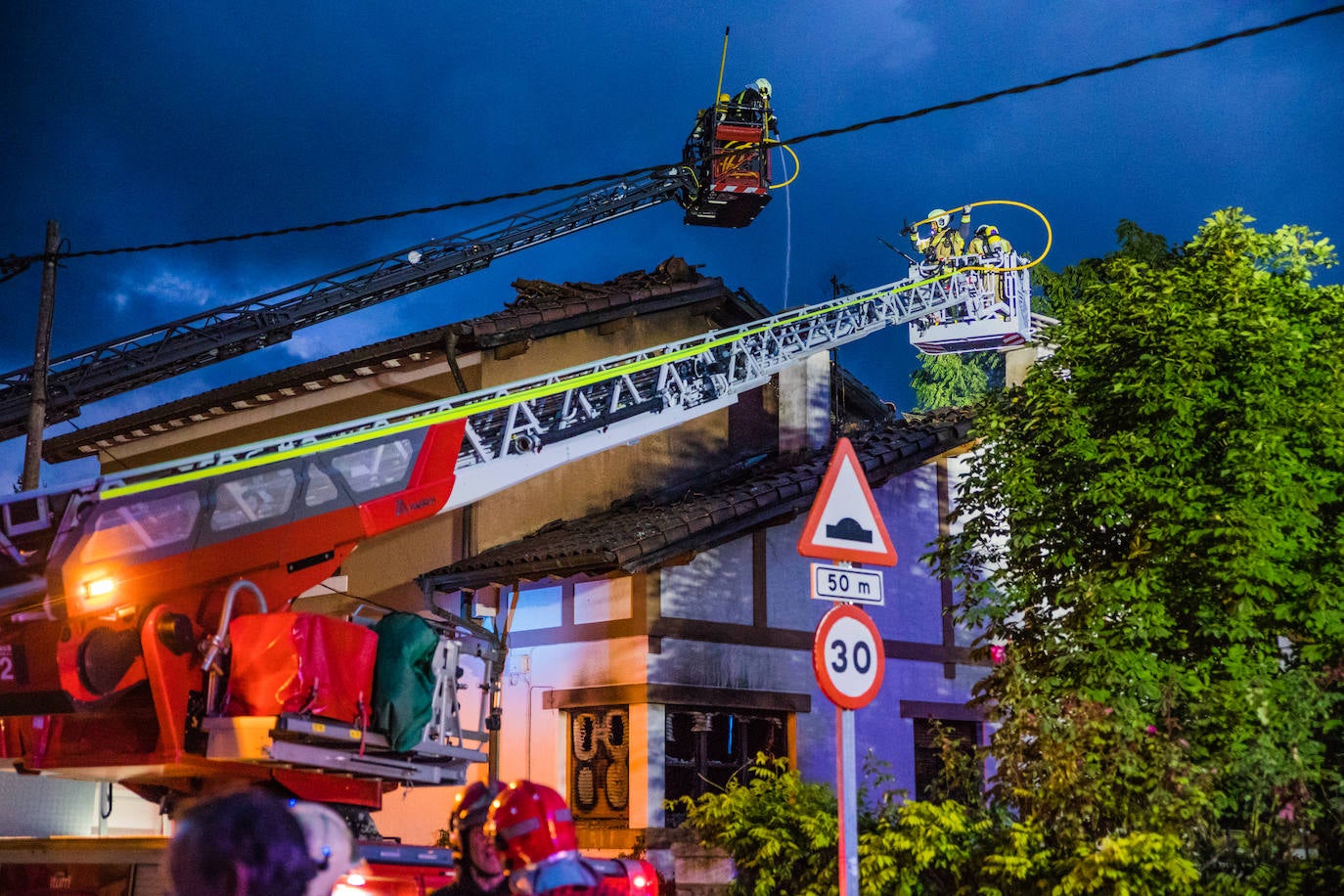 Las llamas destruyen un caserío en el centro de Murguía