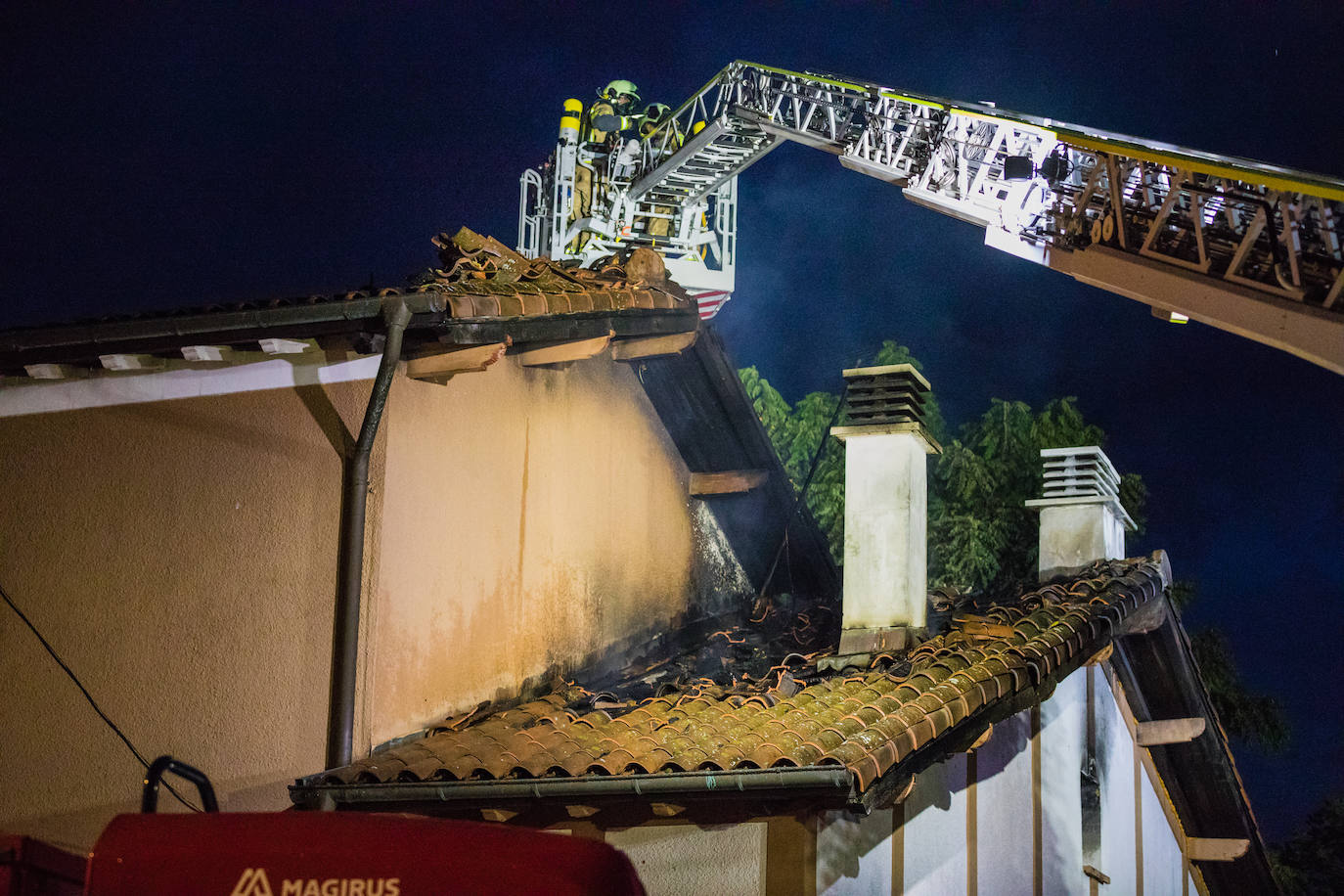 Las llamas destruyen un caserío en el centro de Murguía