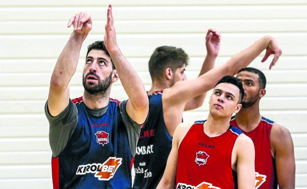 El Baskonia prosigue con su rodaje en el torneo de Oviedo