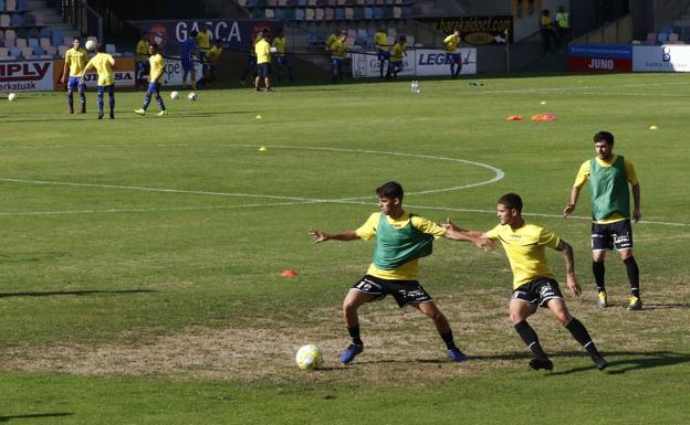 El césped de Lasesarre, un quebradero de cabeza para el Barakaldo