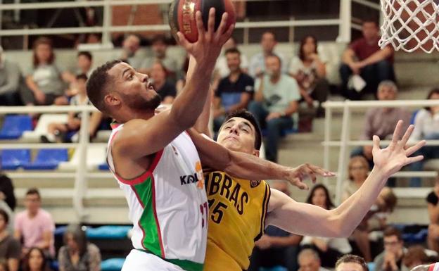 El Baskonia impone su jerarquía en Oviedo