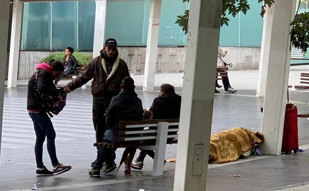 Botellas rotas y orines a plena luz del día en la plaza Indautxu