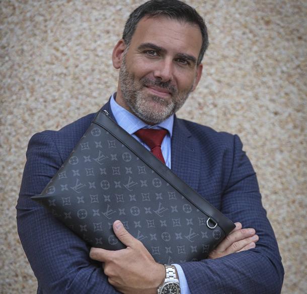 Los hombres bilbaínos ponen de moda el bolso de mano | El Correo