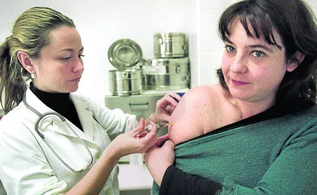 Salud traslada a los médicos las pautas para vacunar del sarampión a los nacidos entre 1970 y 1980