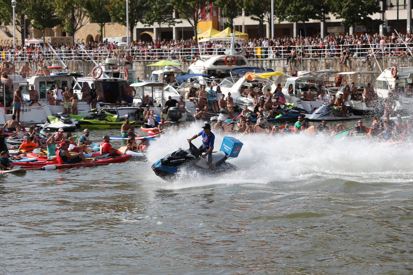 50.000 personas vibran con la final de saltos 'Red Bull Cliff Diving' en Bilbao