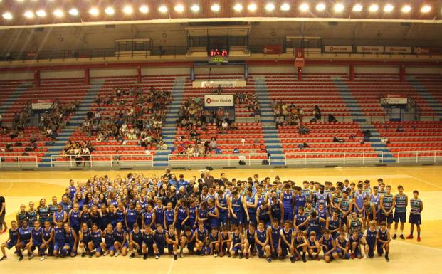 El club de baloncesto Unamuno presenta oficialmente sus 20 equipos para esta temporada