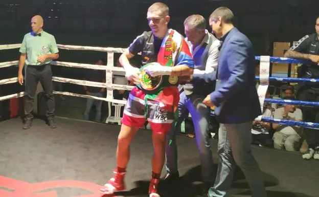 Jon Fernández conquista el WBC Latino en su debut en el límite del peso ligero