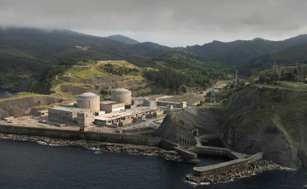 Rescatan a una mujer y su perro en un islote de Lemoiz