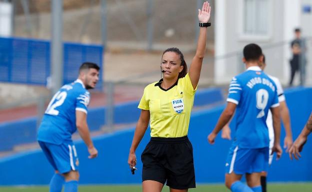 Una maestra de Educación Física hace historia en Segunda B