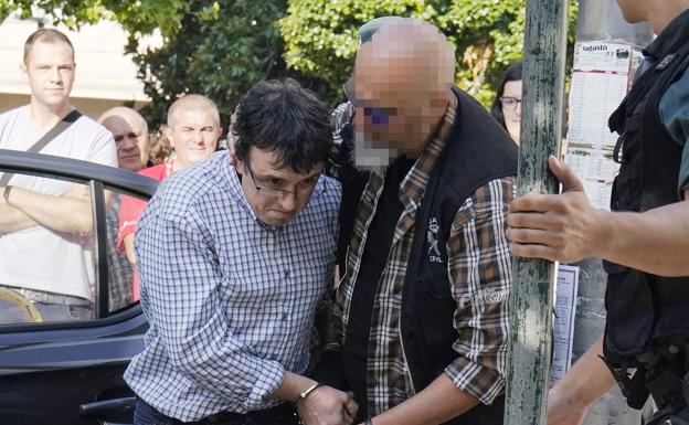 Gritos de «asesino» e insultos para el autor del triple crimen de Pontevedra a su llegada al juzgado
