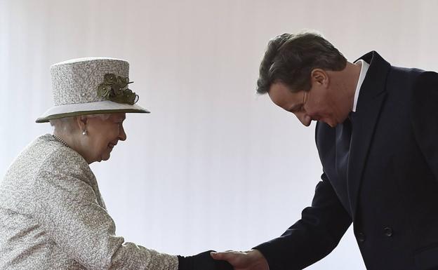 Disgusto de Isabel II con Cameron por revelar que le pidió ayuda en el referéndum de Escocia