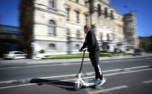 Un 10% de los conductores de bicicletas y patinetes usan el móvil cuando circulan