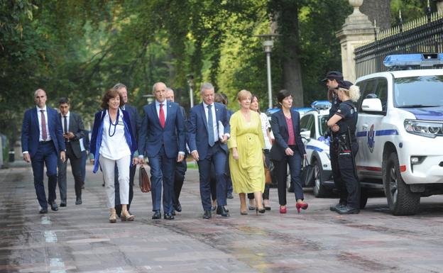 El lehendakari reitera su compromiso con la austeridad y saca pecho del «déficit cero»