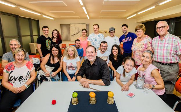 Suscriptores de EL CORREO disfrutan con la magia de Joaquín Matas