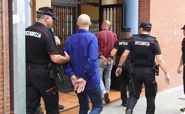 Registran con tres de los detenidos el piso de Atxuri en el que cuatro hombres retuvieron y violaron a una mujer