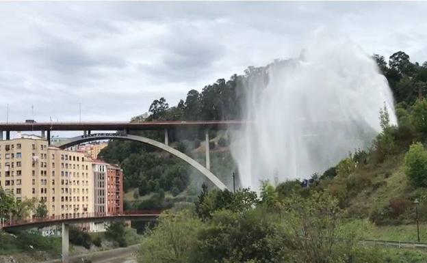 La rotura de una tubería en La Peña provoca un espectacular 'géiser'
