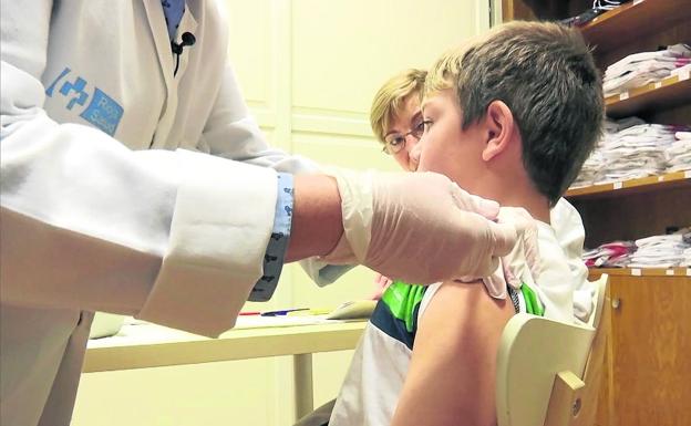 Los pediatras recomiendan adelantar a los 12 meses la nueva vacuna contra la meningitis