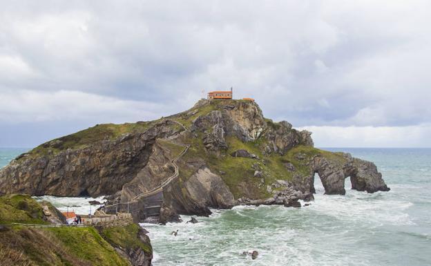 El deterioro del firme obliga a cerrar hasta fin de año uno de los accesos a Gaztelugatxe