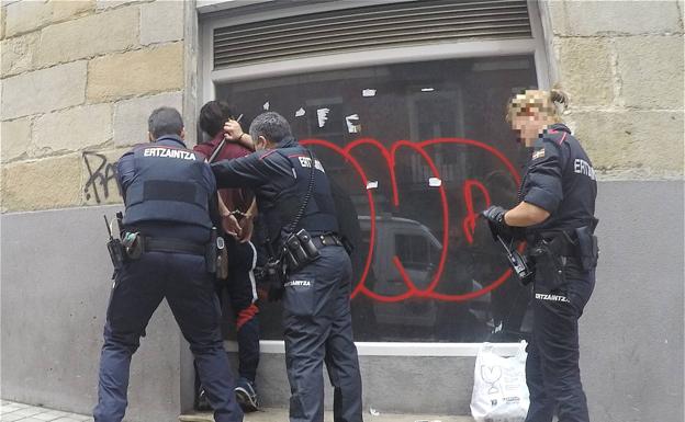 Roba un móvil en San Francisco, huye dando saltos de alegría y es arrestado por la Ertzaintza