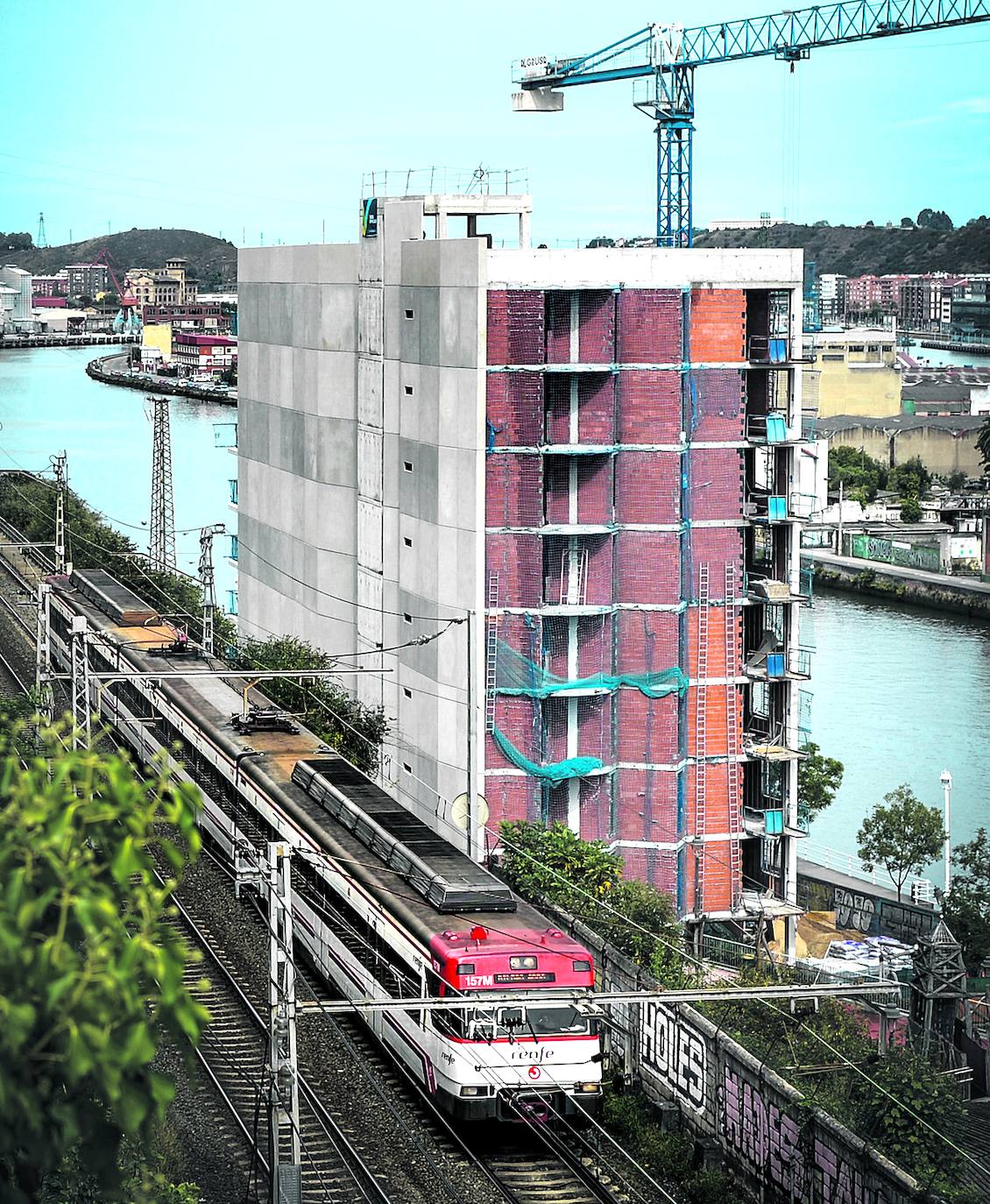 ¿Se puede vivir a 5 metros del tren y no escucharlo pasar? En Bilbao, sí