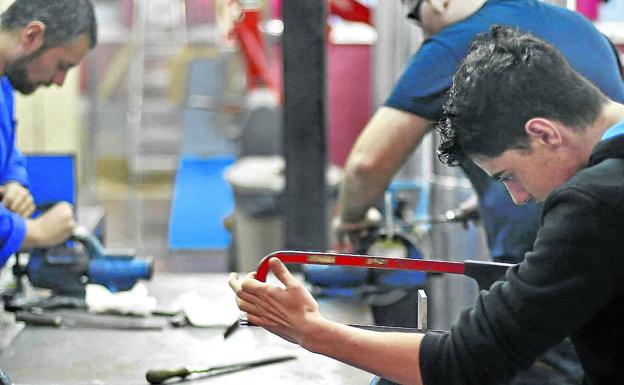 20.000 alumnos vascos de Bachiller y FP verán rebajada su beca por una sentencia del Supremo