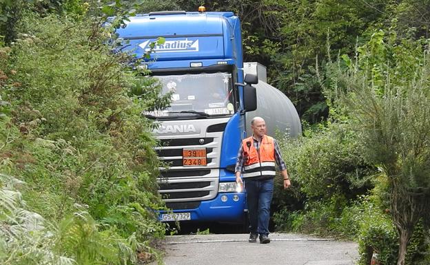 Una grúa de gran tonelaje logra sacar el camión atrapado en Sondika