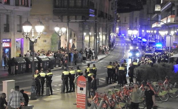 La Policía frena las protestas vecinales por las fiestas privadas en La Ribera