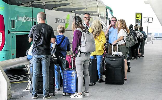 Álava quiere una línea regular de bus para unir Vitoria con Loiu