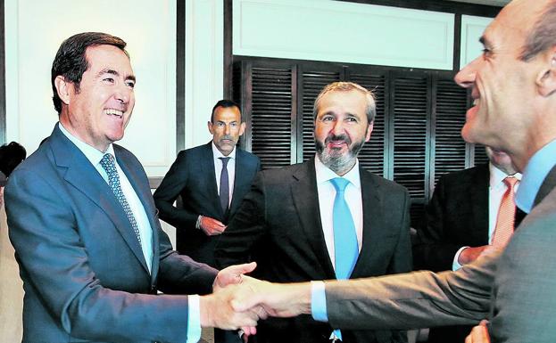 La CEOE pide a Gobierno y sindicatos que respeten su horario de trabajo: de 9 a 6