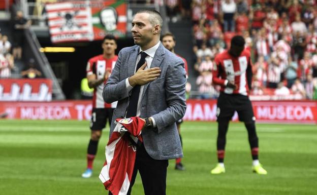 San Mamés ovaciona a Javi Salgado tras el saque de honor en el Athletic-Valencia