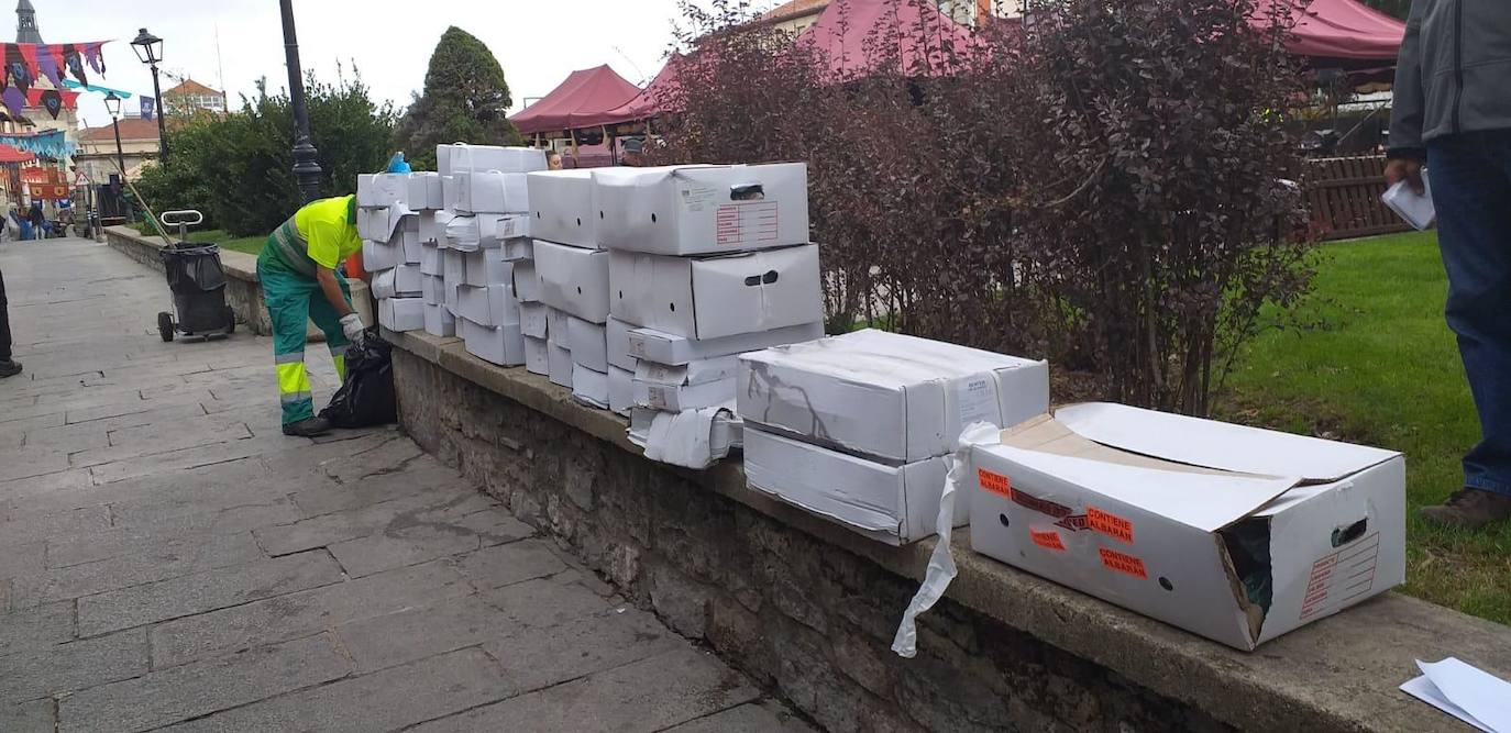 La Policía Local clausura un puesto del Mercado Medieval