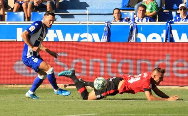 Lucas Pérez se estrena como goleador gracias a un penalti señalado por el VAR