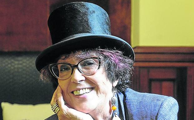 «Yo me río de todo, el humor te salva hasta del amor»