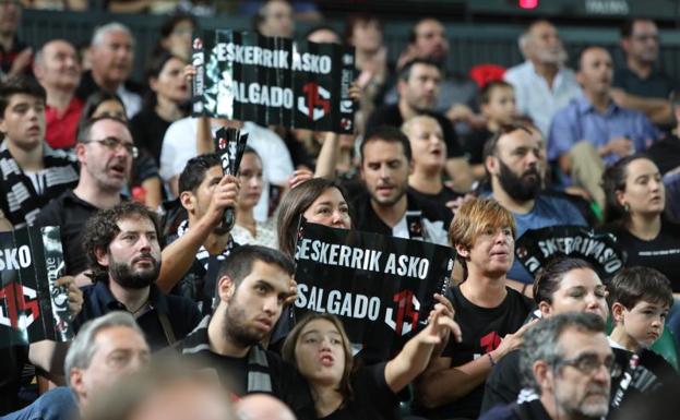 El Bilbao Basket retira el dorsal 14 de Javi Salgado entre el atronador aplauso de la afición