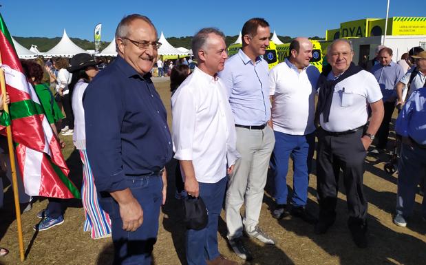 Caravanas y buen tiempo en el arranque del Alderdi Eguna