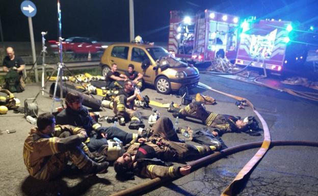 Quince horas de titánica lucha de los bomberos contra llamaradas a 700 grados en Etxebarri