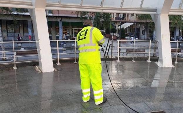 Erandio estrena un servicio de limpieza vespertino en Altzaga y Astrabudua