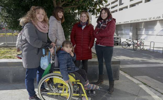 Álava cambia por fin la norma para devolver el IRPF a todas las madres