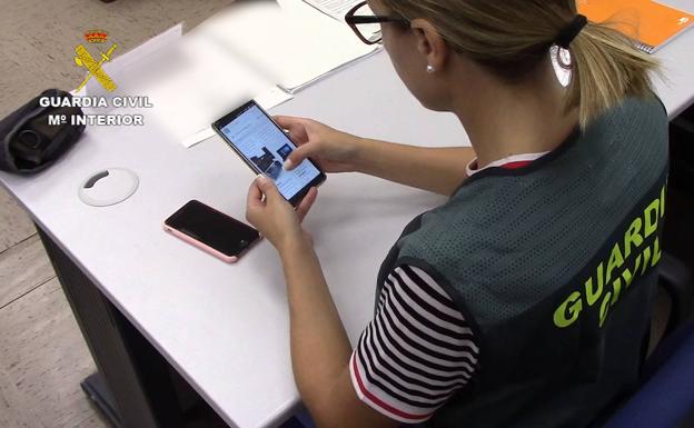 Un matrimonio de Santurtzi y un vecino de Bilbao, detenidos por estafar por internet con el logo de la Guardia Civil