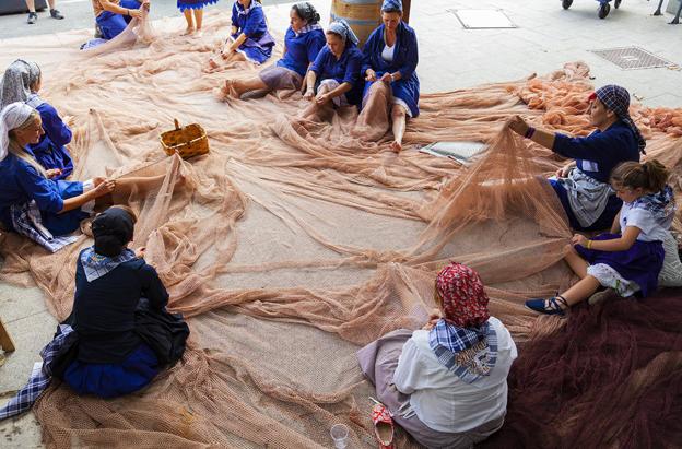 Los barcos llegan al puerto de Zierbena