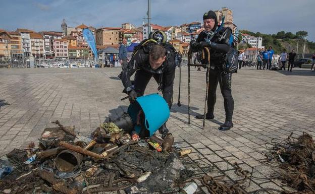 Voluntarios analizarán la basura marina para ponerle freno