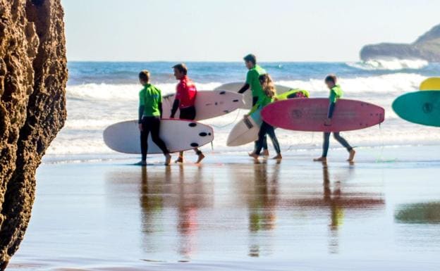 Bautismos, talleres, conferencias... los aficionados al surf tiene una cita en Cantabria