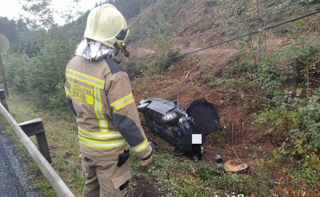 Herida en Zeanuri al caer con su vehículo por un terraplén