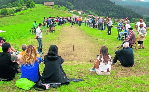 Las siete cofradías de Zeanuri se miden en el tradicional campeonato de bolos
