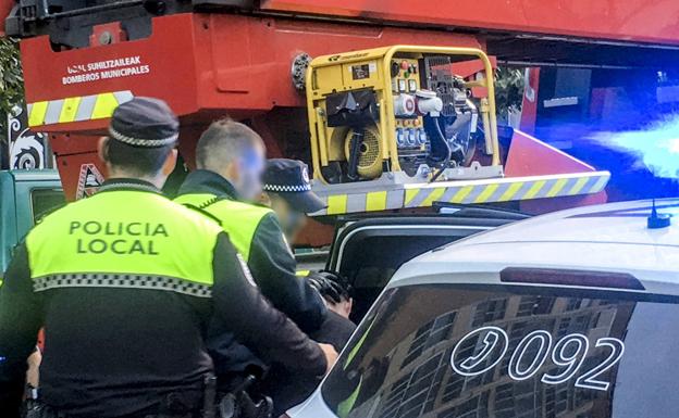 El detenido en Vitoria por acuchillar a su pareja y atrincherarse con su hijo de dos años sigue en comisaría