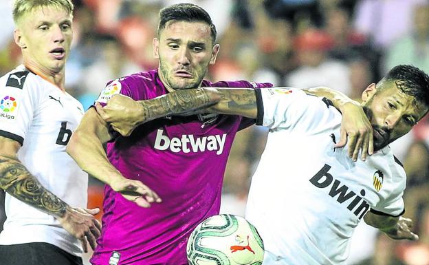 El Alavés mejora su conexión ofensiva