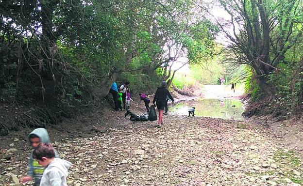 Voluntarios retiran 250 kilos de basura y residuos del río en Amurrio