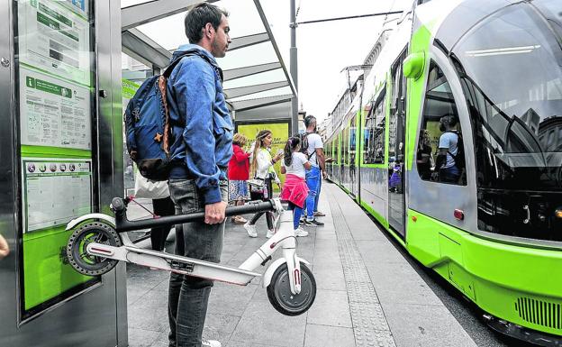 Tráfico prohibirá a bicis y patinetes eléctricos estacionar en las aceras