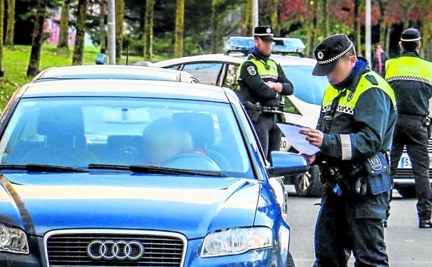 Sorprenden a un joven sin carné alertados porque conducía de forma temeraria en Vitoria