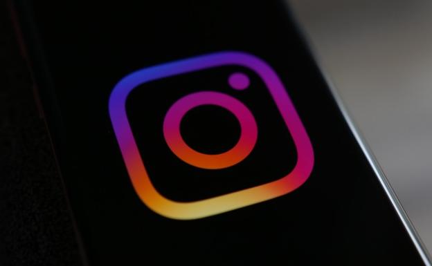 WhatsApp e Instagram se pasan al 'modo oscuro': ¿por qué lo usan cada vez más aplicaciones?